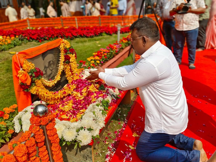 दादर शिवतीर्थावर हिंदुहृदयसम्राट वंदनीय बाळासाहेब ठाकरे त्यांच्या स्मृतीस्थळाला अभिवादन करताना